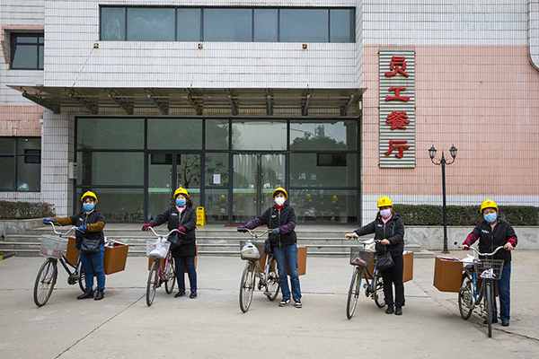 10  大家騎著自行車(chē)出發(fā).jpg