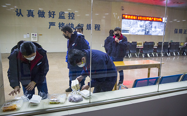 15 準(zhǔn)備就餐的職工，吃到可口的飯菜.jpg