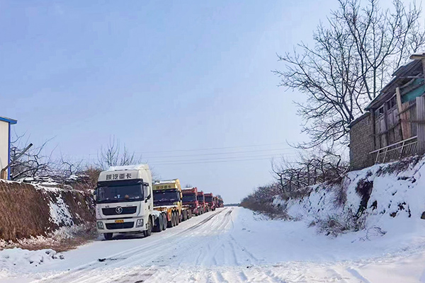 立足崗位職責(zé) 積極主動出擊2023年2月8日彬州降雪安排好拉運(yùn)車輛有序排放(futu).jpg