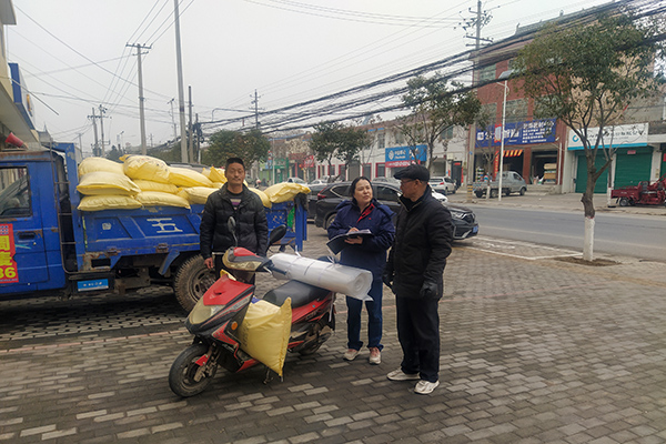 2月10日，尿素銷售人員在武功縣貞元鎮(zhèn)農(nóng)資店門口與農(nóng)戶交流。(副圖）.jpg