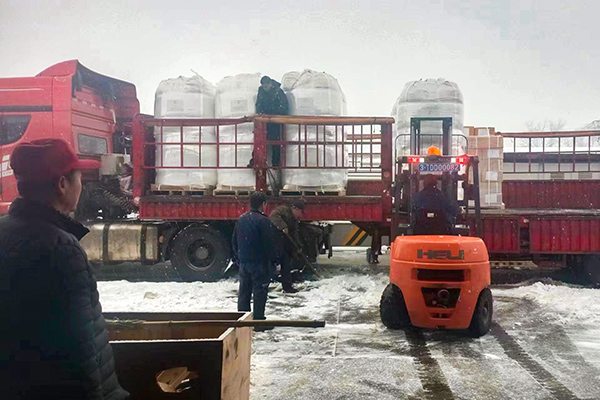 2月12日，物資采供部彬州分部在大雪中卸車，保障物資供應(副圖）.jpg