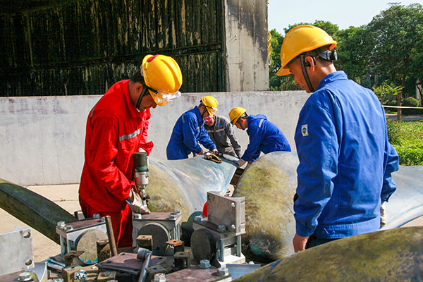 5月13日，李曉峰作業(yè)組檢修風(fēng)機(jī)葉片   600.jpg