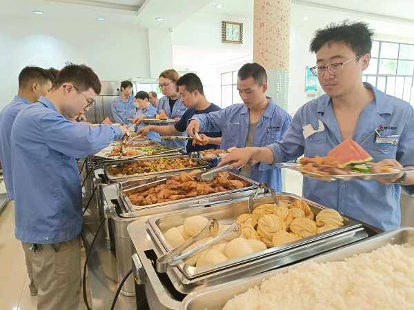 5月15日，檢修人在食堂用餐.jpg