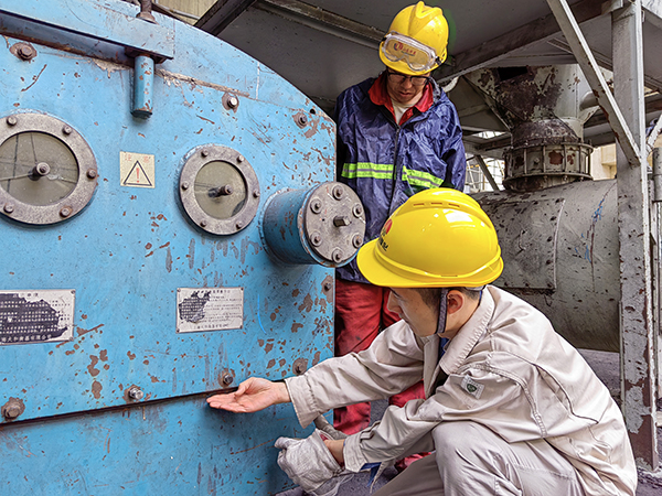 5月16日，動力車間三期給煤機，屈豪正在檢查給煤機的復(fù)位情況.jpg