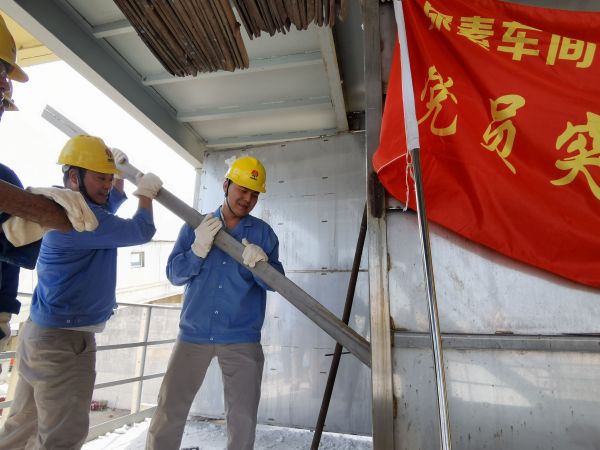 5月初，尿素車間技術(shù)員殷聯(lián)剛清理粒子冷卻器.jpg