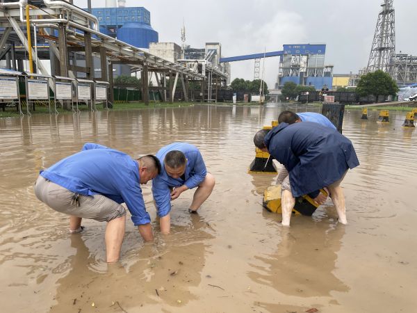 7月28日行政保衛(wèi)部在南門清理下水口.jpg