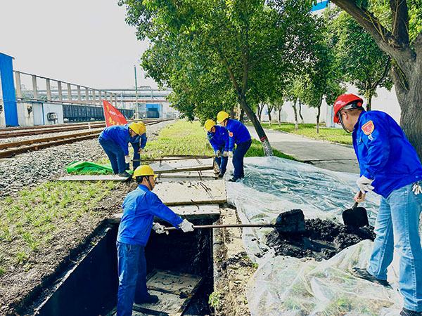 10月10日下午，黨員突擊隊清理沉淀池.JPG