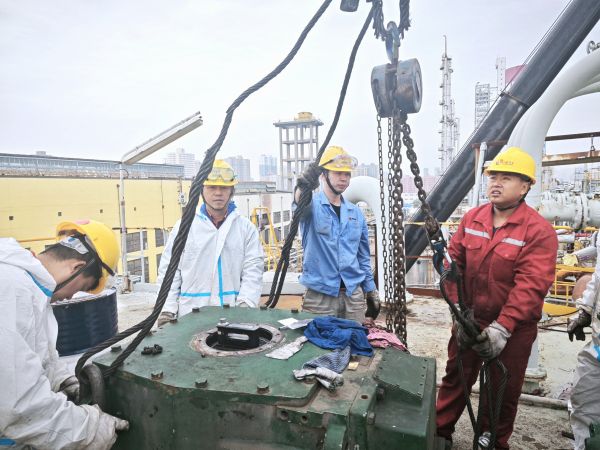 10月17日，檢修人員在煤漿槽上方吊裝減速機(jī).jpg