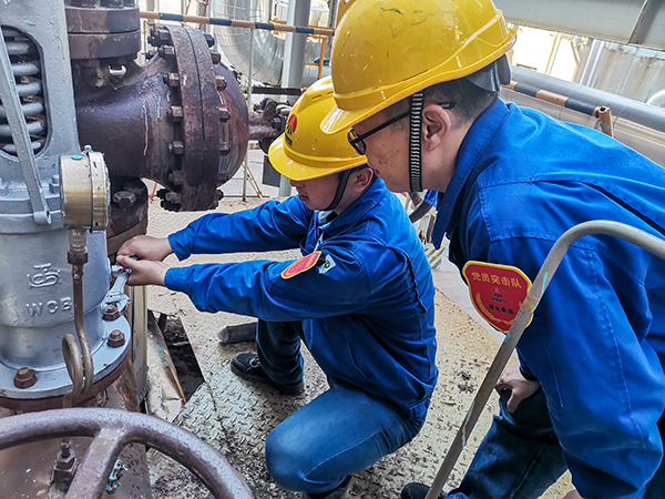 10月20日上午，徐濤和張跟潮在3號(hào)爐定排罐處檢查安全閥安裝質(zhì)量.jpg