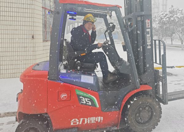 風(fēng)雪中的叉車(chē)司機(jī)——郭武松.jpg