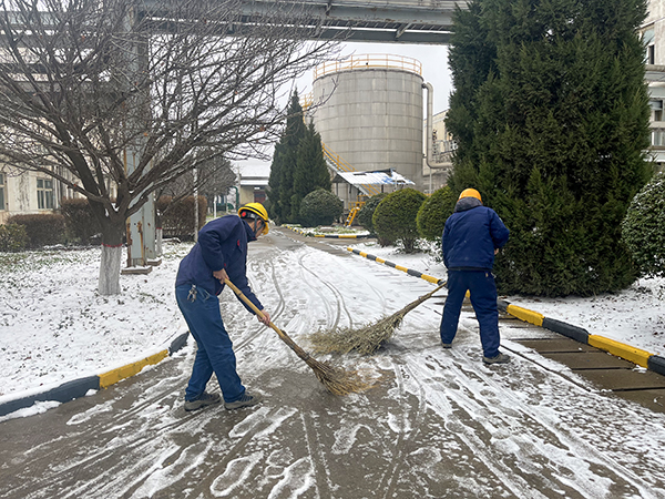 物料車間化工四班班組人員即時(shí)清理巡檢道路的冰雪地面.jpg