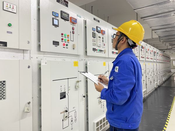 運行員工第五江明在配電室里排查隱患.jpg