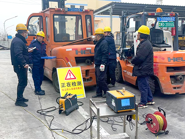 2月19日，運銷分部，曹侃、伍思盈等人員，在北物流門現(xiàn)場檢測。運銷分部 曹侃攝（2）.jpg