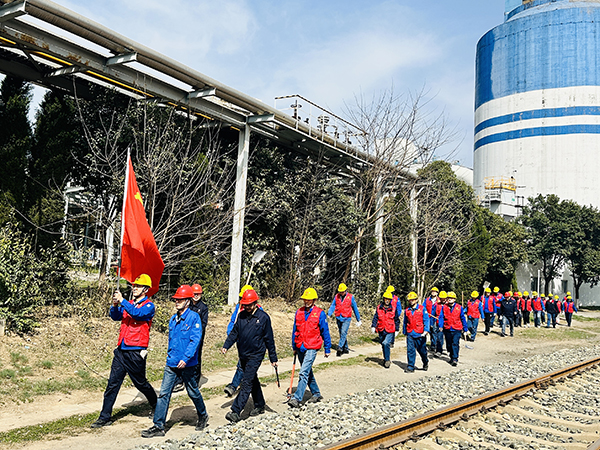 3月20日下午，物料車間黨支部開展了“清除雜草保安全 志愿服務顯擔當”主題活動，   600.jpg