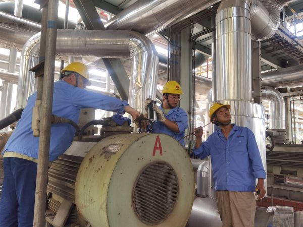 4月19日，魏駟超跟隨師傅對電機(jī)進(jìn)行巡檢.jpg