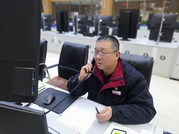 當班中，雷仲民正在通知電氣啟泵.jpg