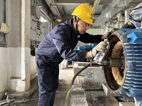 5月7日，檢修人員趙佳偉處理電機(jī)內(nèi)銹跡.jpg