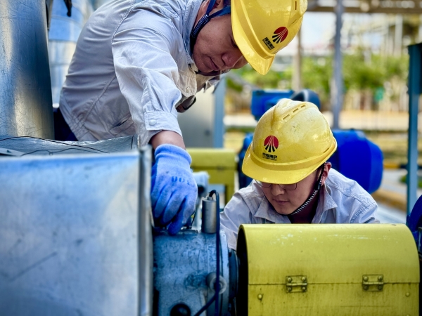 2024年9月，乙二醇車間職工在認真檢查機泵運行情況.jpg