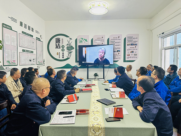 10月21日下午，物料車間黨支部開(kāi)展了以“敲響廉潔警鐘、繃緊安全之弦、筑牢廉潔安全‘雙防線’”為主題的警示教育活動(dòng)，--圖為觀看廉潔警示教育專題片.jpg