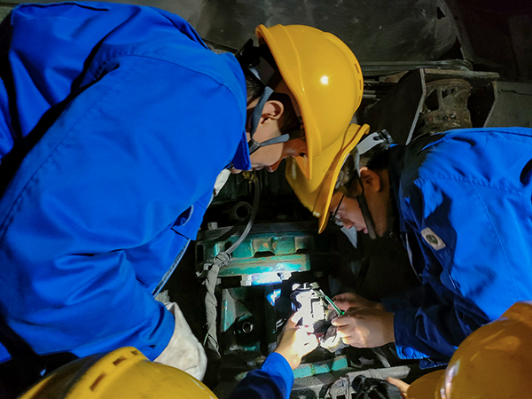 10月30日晚22時，工藝配合電氣人員拆卸故障電機。.jpg